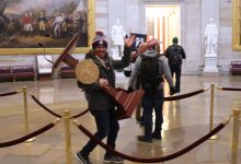 Photo of Bărbatul fotografiat cu un pupitru în Congresul SUA, în timpul violențelor de la Washington, a fost arestat