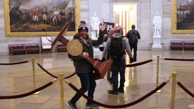 Photo of Bărbatul fotografiat cu un pupitru în Congresul SUA, în timpul violențelor de la Washington, a fost arestat