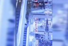 Photo of video | Un filmuleț pe TikTok l-ar fi putut costa viața. Un tânăr a căzut în gol într-un mall din Chișinău