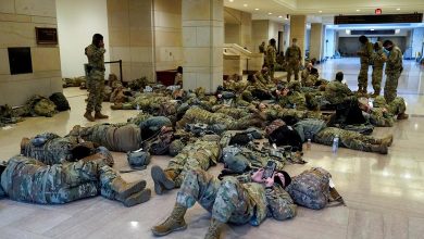 Photo of foto | Cu măști pe față și arma la cap, soldații Gărzii Naționale dorm în Capitoliu. Circa 15.000 de militari au fost mobilizați în Washington