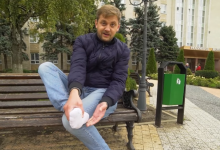 Photo of video | Experimentul unui blogger în Orhei: A mers în ciorapi albi prin centrul orașului „fără a se murdări”