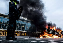 Photo of Tunuri de apă, vitrine sparte și mașini incendiate: Ciocniri între poliţie şi protestarii anti-carantină în Olanda