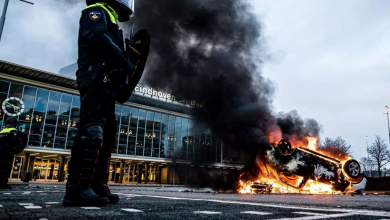Photo of Tunuri de apă, vitrine sparte și mașini incendiate: Ciocniri între poliţie şi protestarii anti-carantină în Olanda