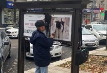 Photo of video | „Pentru mine sunt teroriști”: Un tânăr, cercetat penal după ce a vandalizat o expoziție dedicată medicilor din prima linie