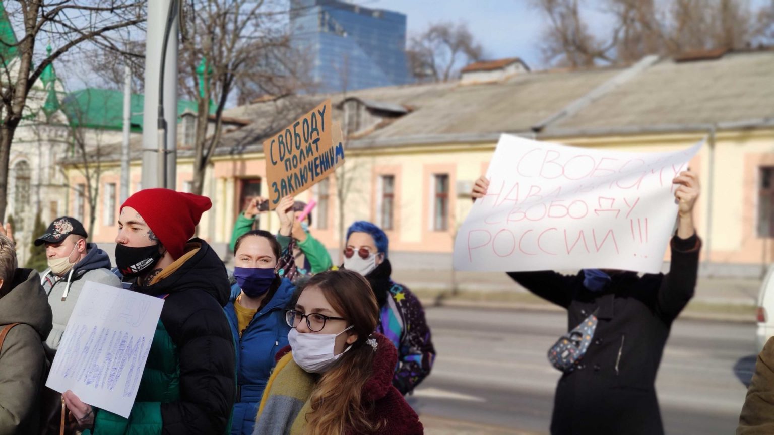 Митинги одежда. Группа активистов. Жители Молдовы принесли на митинг чучело президента Республики.