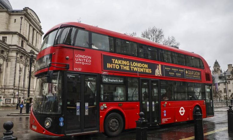 Photo of Marea Britanie este copleșită de numărul mare de cazuri COVID. Autobuze londoneze, transformate în ambulanțe improvizate