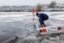 Photo of video | S-a scăldat cu tot cu mașină de Bobotează! Momentul în care un moldovean sare de pe vehicul înainte ca acesta să se scufunde