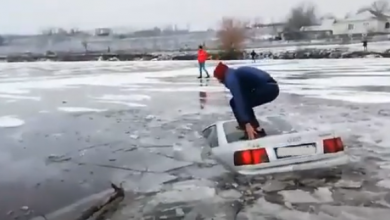 Photo of video | S-a scăldat cu tot cu mașină de Bobotează! Momentul în care un moldovean sare de pe vehicul înainte ca acesta să se scufunde