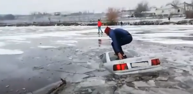 Photo of video | S-a scăldat cu tot cu mașină de Bobotează! Momentul în care un moldovean sare de pe vehicul înainte ca acesta să se scufunde