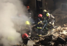 Photo of video | Momentul în care salvatorii scot de sub dărâmături victimele exploziei de la Sîngerei. Trei butelii de gaz, evacuate de printre ruine
