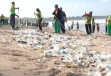 Photo of video | Circa 90 de tone de plastic în două zile! Imagini dezolante din Bali după ce musonii au umplut plajele cu gunoi