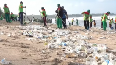 Photo of video | Circa 90 de tone de plastic în două zile! Imagini dezolante din Bali după ce musonii au umplut plajele cu gunoi