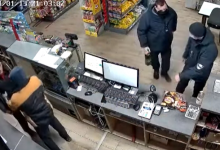 Photo of video | Momentul în care doi ofițeri urmăresc cum este atacat vânzătorul unui magazin și nu intervin. Reacția Poliției de Frontieră și MAI
