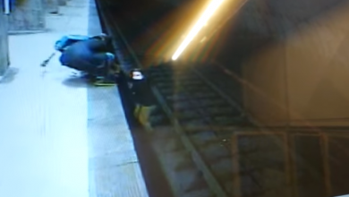 Photo of video | Câteva secunde însemnau o tragedie! Momentul în care o adolescentă este salvată de pe șine înainte de venirea trenului
