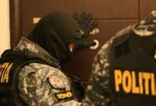 Photo of video | Chișinău: O tânără ar fi încuiat într-un apartament doi polițiști și încă trei indivizi, refuzând să-i lase să plece