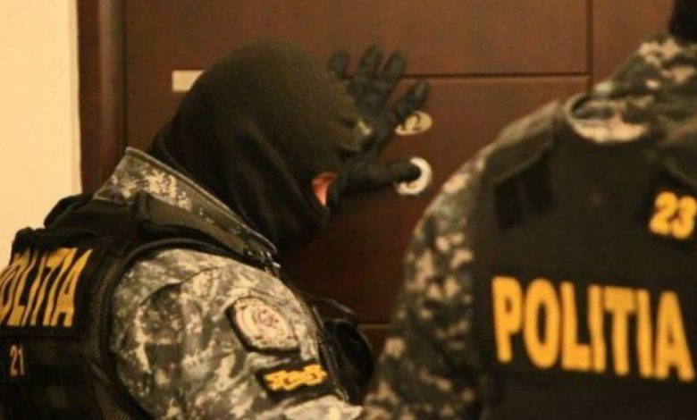 Photo of video | Chișinău: O tânără ar fi încuiat într-un apartament doi polițiști și încă trei indivizi, refuzând să-i lase să plece