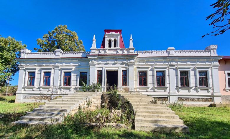 Photo of Un monument istoric de valoare națională, scos la vânzare. Are 14 camere și a fost construit cu mai mult de un secol în urmă