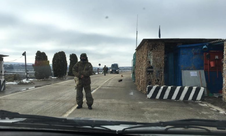 Photo of video | Pacificatori de pe Nistru au blocat deplasarea jurnaliștilor de la Chișinău, „Ne-au cerut să ștergem ce am reușit sa filmăm”