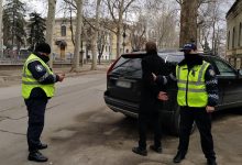 Photo of Un bărbat, încătușat după ce a amenințat ofițerii INSP cu un cuțit. S-a întâmplat duminică în centrul capitalei