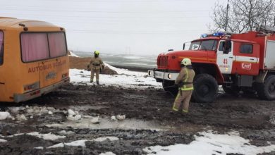 Photo of Un autobuz școlar, blocat în noroi. Pentru a mișca vehiculul din loc a fost nevoie de intervenția salvatorilor