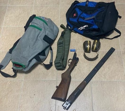 Photo of video | Doi copii au găsit o armă în podul bunelului și au pornit la vânătoare, dar au fost speriați de polițiști