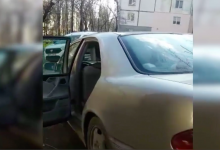 Photo of video | Mercedes-ul unui polițist, abandonat pe o stradă din capitală. Mașina ar fi fost furată de un adolescent