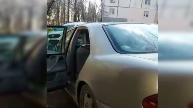 Photo of video | Mercedes-ul unui polițist, abandonat pe o stradă din capitală. Mașina ar fi fost furată de un adolescent