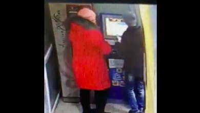 Photo of video | Bătută în văzul lumii pentru că nu s-ar fi descurcat cu achitarea la terminal. Scena în care o copilă este agresată de mama sa