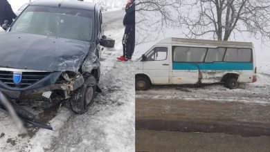 Photo of foto | Un microbuz cu pasageri a ajuns în șanț după ce a fost lovit de o mașină pe contrasens. Două persoane, traumatizate