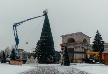 Photo of foto | Trece iarna, pleacă și pomul de Crăciun. Muncitorii demontează bradul din centrul capitalei