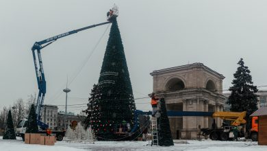 Photo of foto | Trece iarna, pleacă și pomul de Crăciun. Muncitorii demontează bradul din centrul capitalei