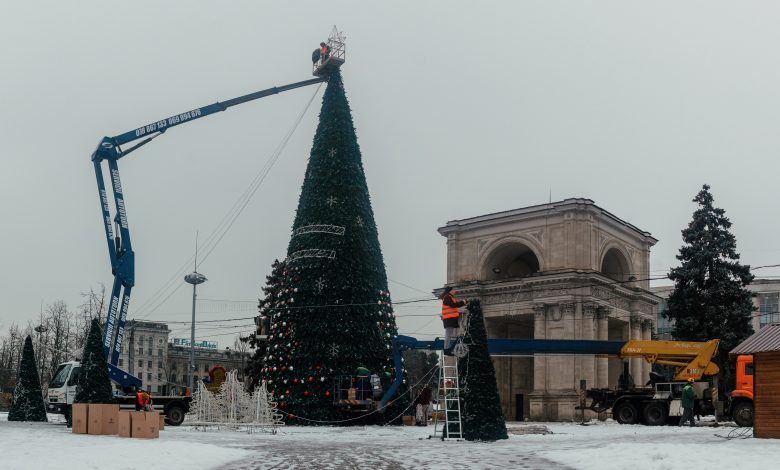Photo of foto | Trece iarna, pleacă și pomul de Crăciun. Muncitorii demontează bradul din centrul capitalei