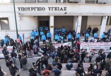 Photo of Medicii din Grecia, în grevă. Cadrele medicale au protestat pe străzile din Atena