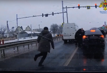 Photo of video | Cinci membri ai unui grup criminal organizat, reținuți pentru trafic de droguri din UE: Opt kilograme de marijuana și zece mii de dolari, confiscați