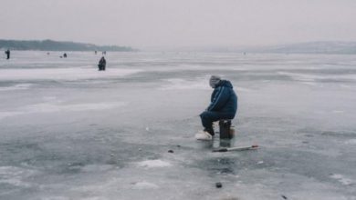 Photo of video | „Atenție, gheața este subțire”. Pescarii din Republica Moldova sunt atenționați cu drona despre pericolul aflării pe lacuri