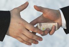 Photo of Ar fi vrut să ajute un șofer, prins în stare de ebrietate la volan, să scape de pedeapsă: Un bărbat, reținut de oamenii legii pentru trafic de influență