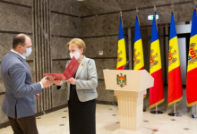 Photo of foto | Greceanîi l-a decorat pe Ceban cu o diplomă a Parlamentului