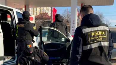 Photo of video | Nu-l învață nici pedeapsa? Un fost polițist, anterior condamnat la închisoare, reținut pentru trafic de influență