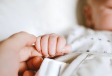 Photo of Premieră medicală în Franța: O femeie cu uter transplantat a dat naștere unui copil sănătos