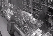 Photo of video | Atacată cu un cuțit și agresată la locul de muncă. Clipele de coșmar pe care le-a trăit vânzătoarea unui magazin