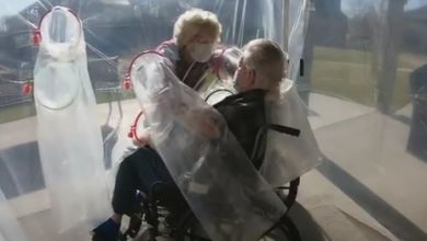 Photo of video | „Chiar aveam nevoie de acest lucru”. Cortul pentru îmbrățișări, instalat pentru ca oamenii să nu se simtă singuratici