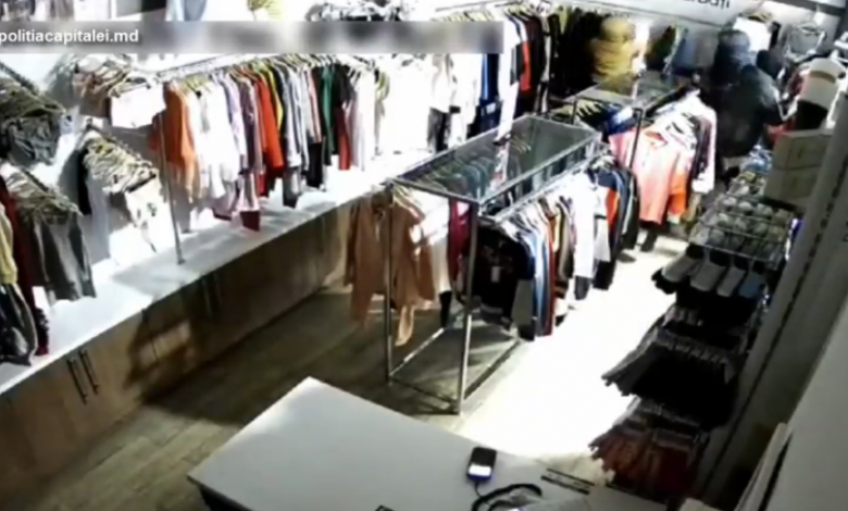 Photo of video | Ar putea plăti cu patru ani de libertate pentru 20 de tricouri. Momentul în care mai mulți tineri pătrund într-un magazin de haine