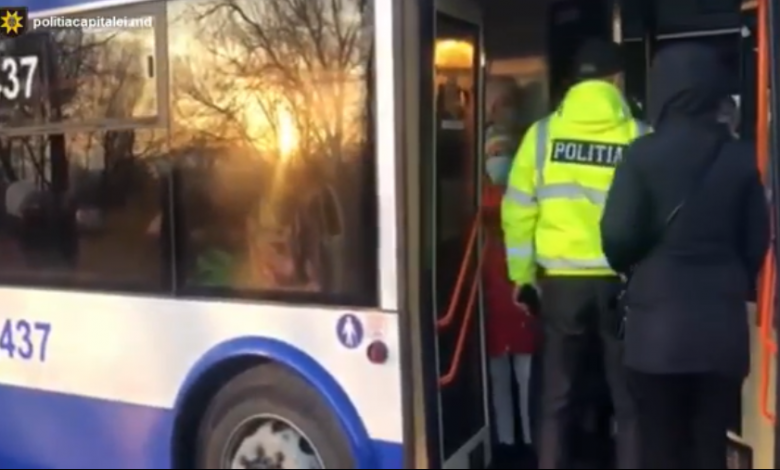 Photo of video | Polițiștii au verificat cum se respectă normele epidemiologice în transportul public din capitală. Încălcările depistate