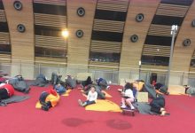 Photo of Dorm pe podea și mănâncă ce le oferă alți pasageri. Peste 20 de persoane, blocate de câteva săptămâni pe aeroportul din Paris