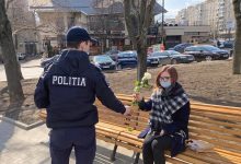 Photo of foto | Au lăsat amenzile la o parte și au împărțit flori. Poliștii din capitală au felicitat femeile