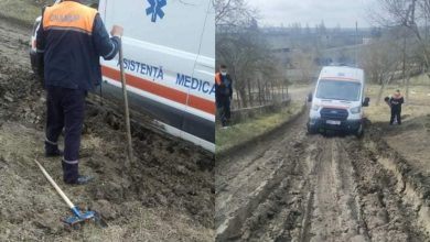 Photo of Pe „drumurile bune”, ambulanțele se împotmolesc în noroi. Un echipaj de medici, nevoit să deblocheze vehiculul la Șoldănești