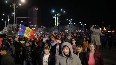 Photo of Mii de persoane au protestat duminică împotriva noilor restricții în București și în alte orașe din România