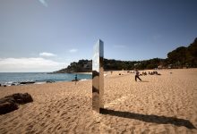 Photo of foto | Reapar monolitele. Un nou obiect misterios a fost găsit pe o plajă în Spania