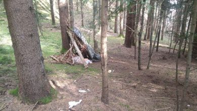 Photo of Austria: Un român a locuit aproximativ un an într-o colibă din pădure. Purta mai multe rânduri de haine și avea dosit salam