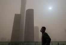 Photo of video | Poluarea din Beijing atinge cote îngrijorătoare. O furtună de nisip a făcut cerul galban, iar soarele – albastru